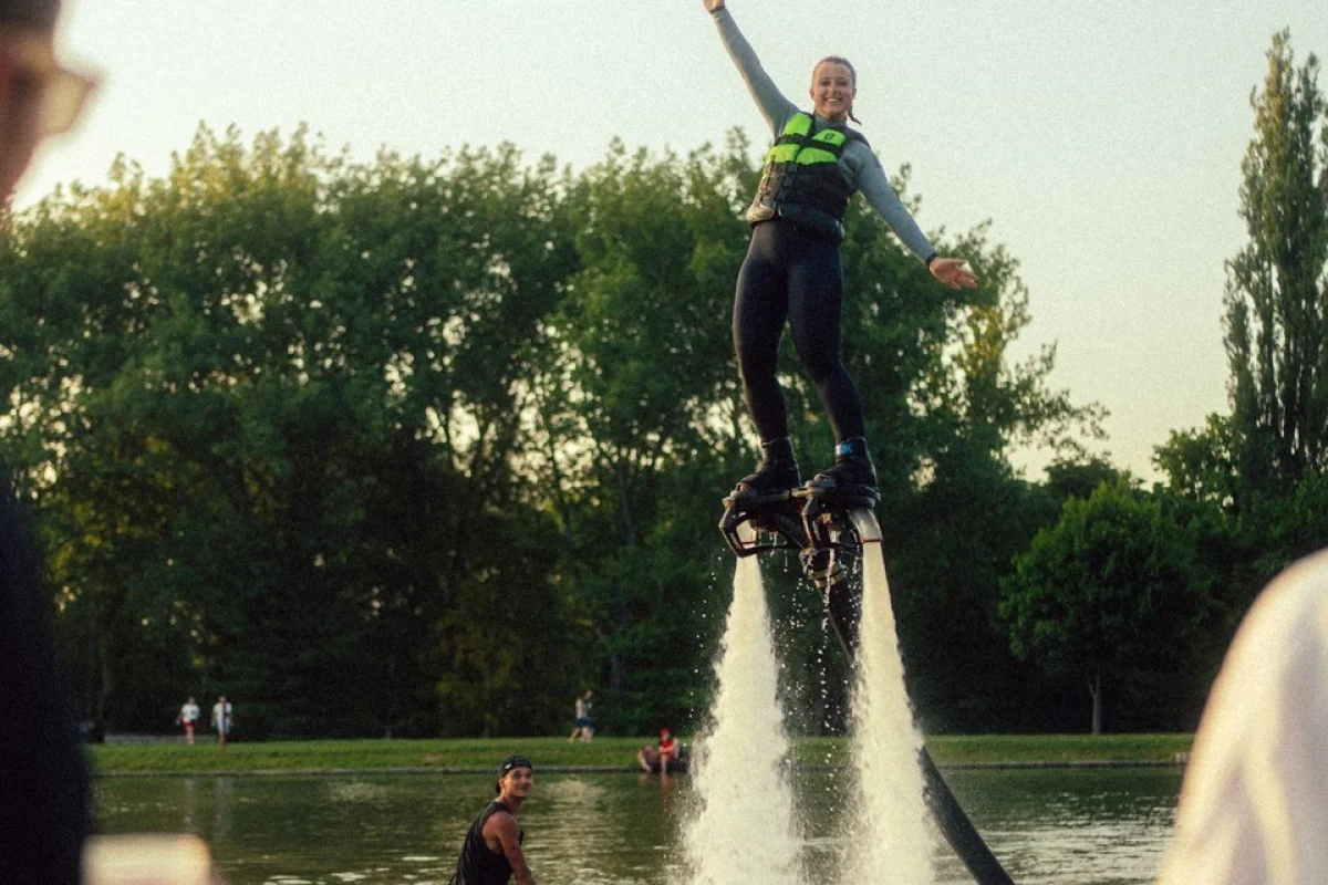 Základy flyboardingu s mistrem ČR Petrem Civínem a týmem Flyboardshow - foto 04