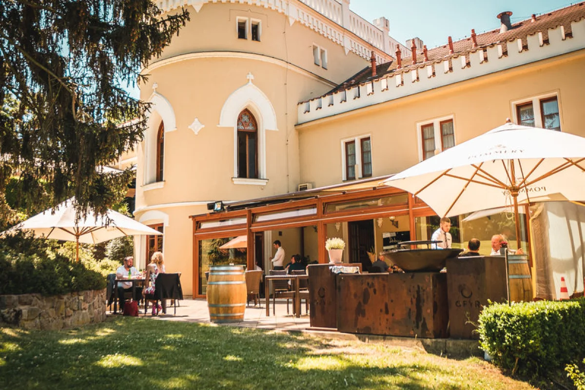Zámecký odpočinek pro dva a privátní wellness - foto 05
