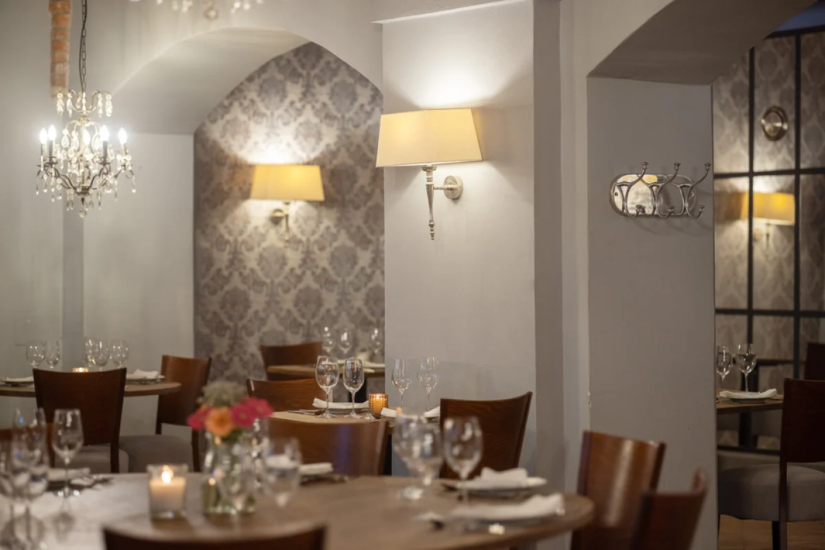 Zážitkové 4chodové menu s možností neomezené konzumace vybraných nápojů v zámecké restauraci Chateau Ctěnice v Praze - foto 04