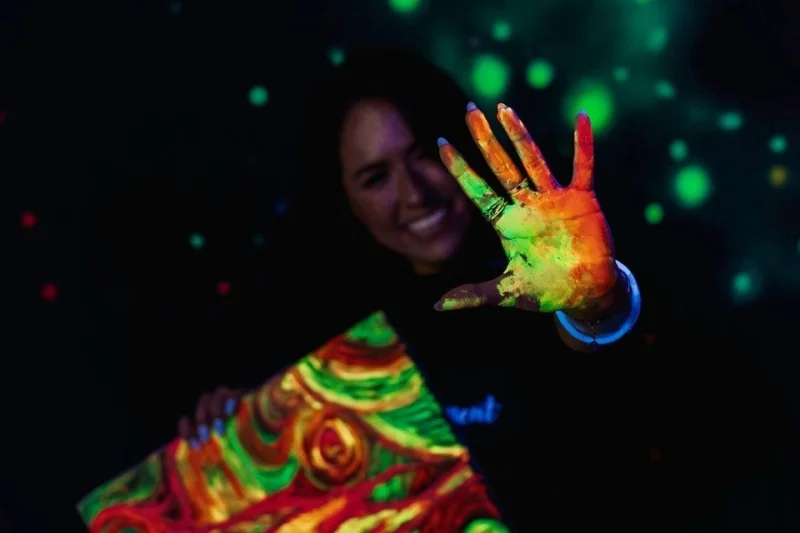 Zážitkové malování ve tmě ArtMoment svítícími neonovými barvami ArtNeon - foto 02