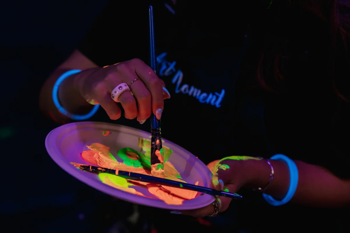 Zážitkové malování ve tmě ArtMoment svítícími neonovými barvami ArtNeon - foto 03