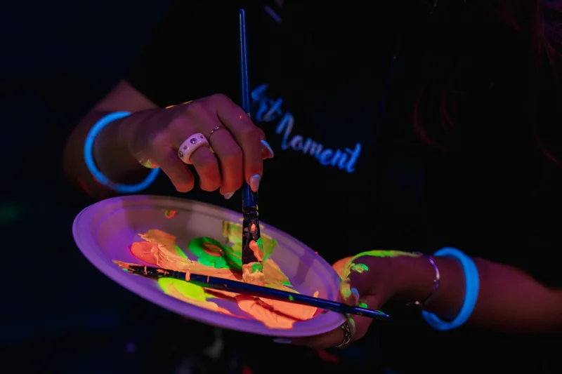 Zážitkové malování ve tmě ArtMoment svítícími neonovými barvami ArtNeon - foto 03
