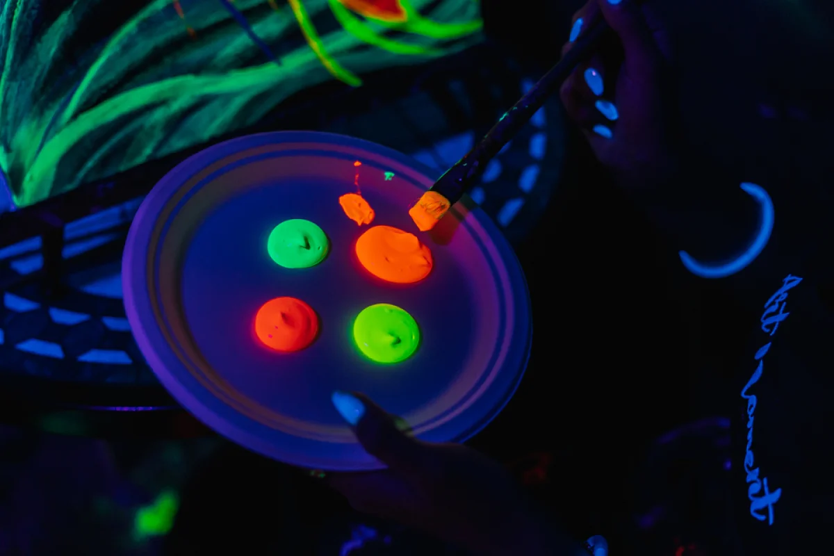 Zážitkové malování ve tmě ArtMoment svítícími neonovými barvami ArtNeon - foto 04