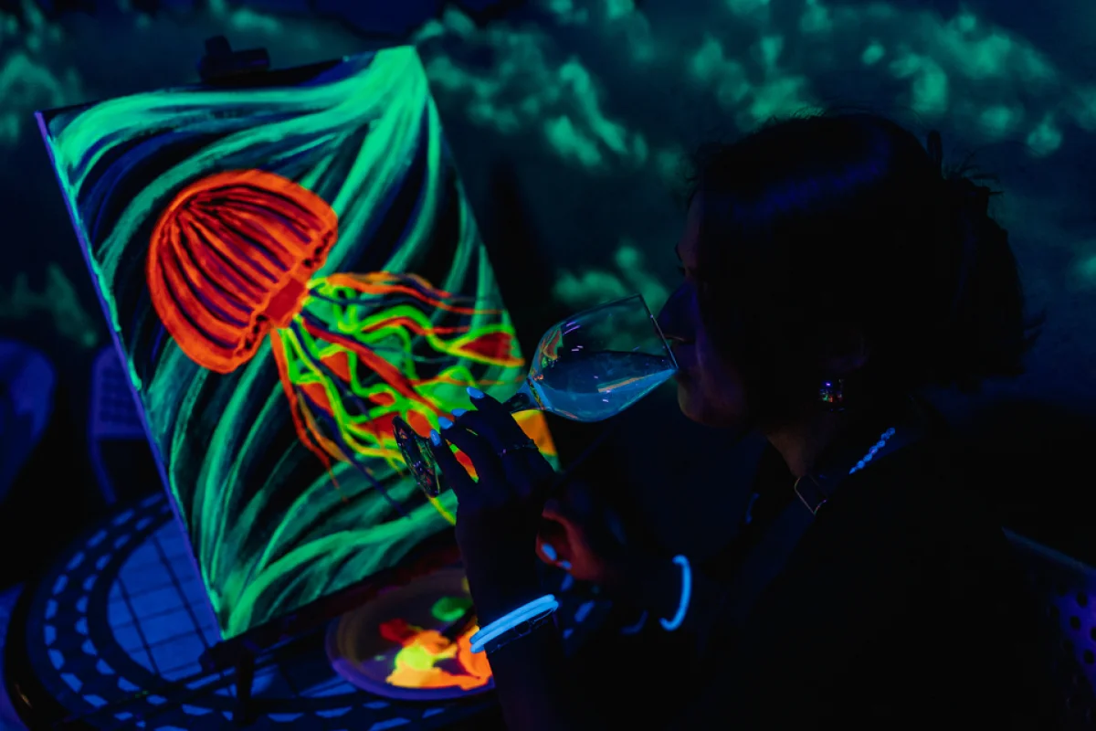 Zážitkové malování ve tmě ArtMoment svítícími neonovými barvami ArtNeon - foto 05