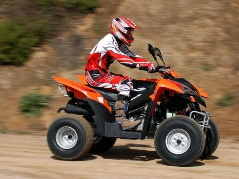 Jízda na čtyřkolce ATV na trati